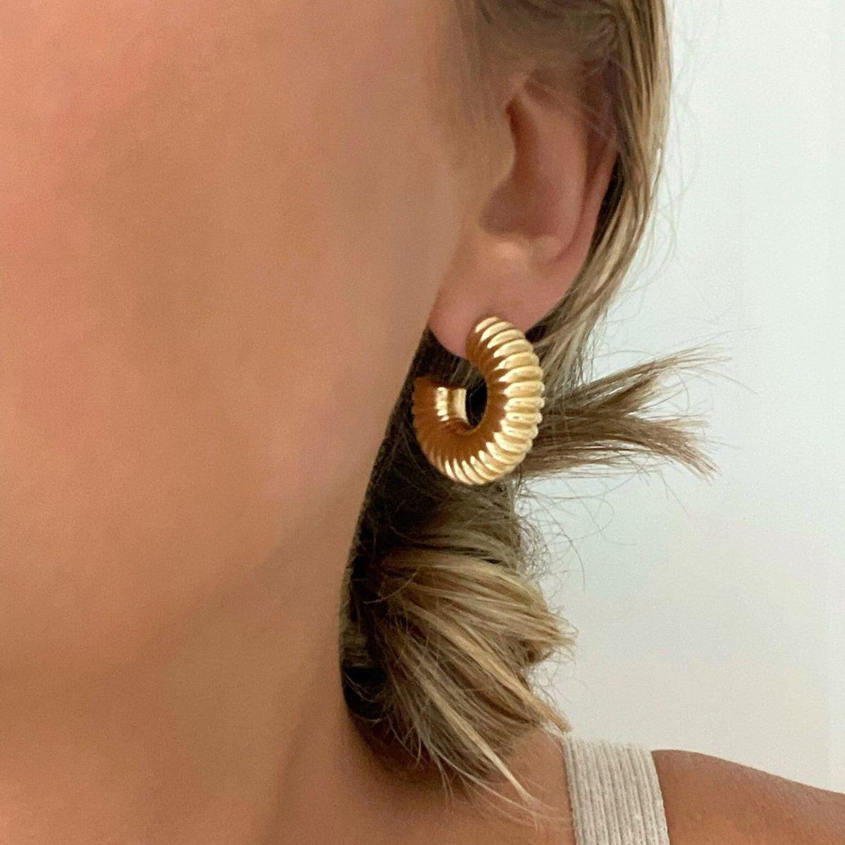 Wholesale of popular cross-border European and American threaded stud earrings for women, featuring a simple yet sophisticated look and a unique golden style full figure