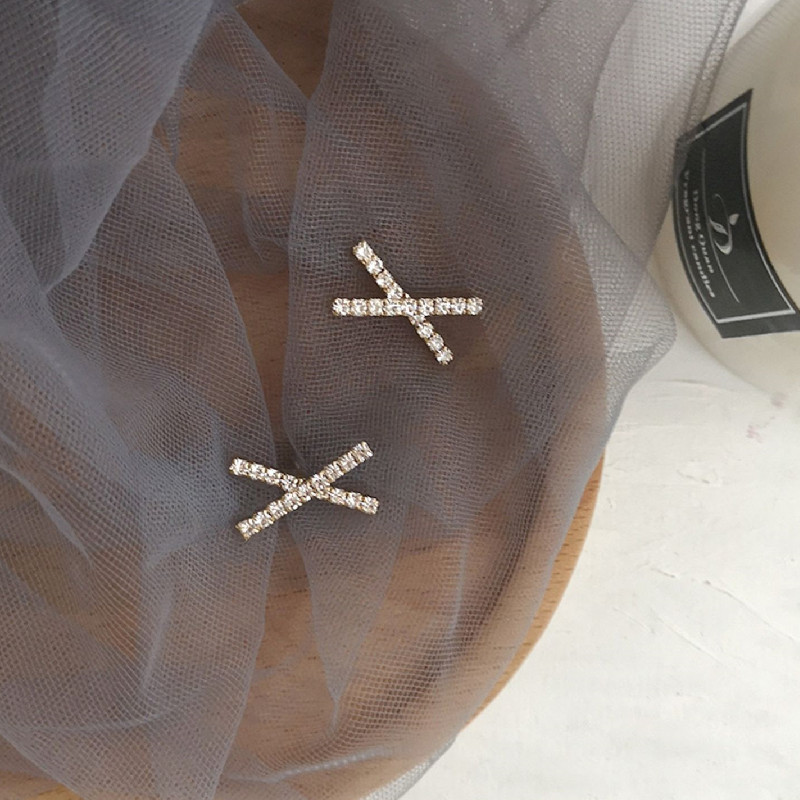 New Korean simple and versatile cross-shaped earrings with geometric diamonds and elegant and versatile stud earrings Specification drawing