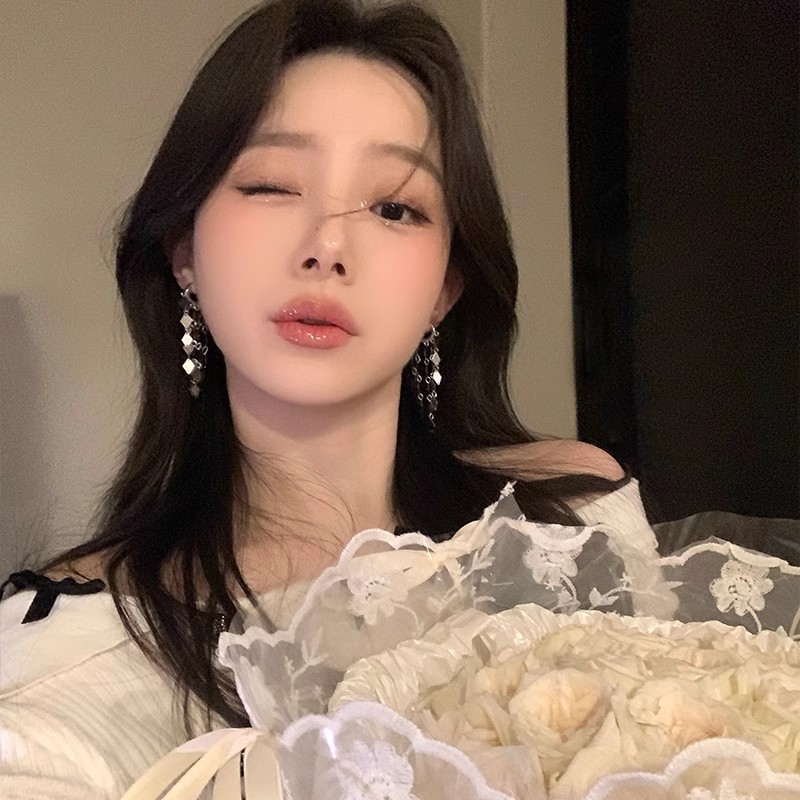 The sparkling diamond-shaped tassel line earrings exude a sense of luxury and sophistication for women. The fashionable stud earrings exude a unique charm of a socialite Application Scenario