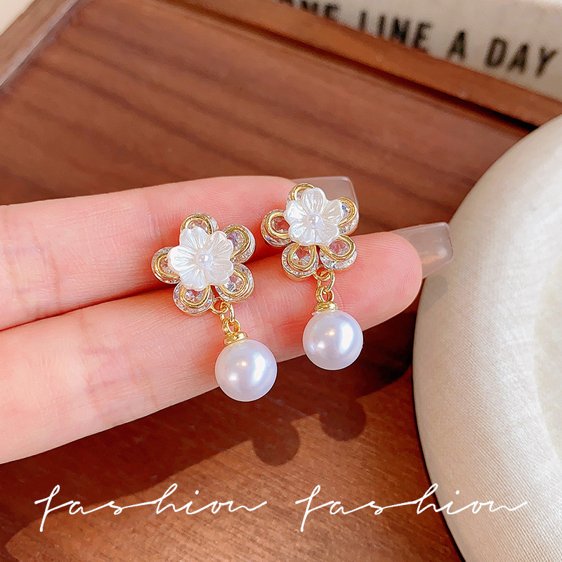 Sweet and elegant white flower pearl earrings for women 2025 new bestsellers, fresh, niche and versatile earrings wholesale full figure