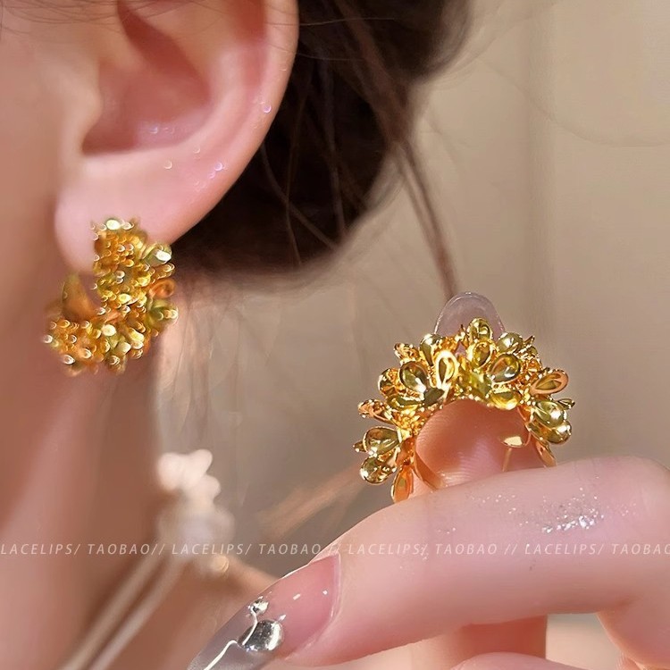 A cluster of golden flower C-shaped earrings, French fashion and high-end style for women, vintage and versatile earrings full figure