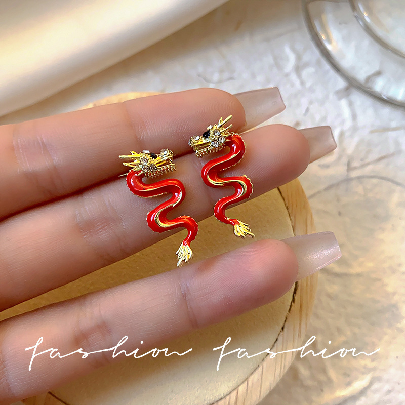Light luxury and high-end style, dragon-shaped earrings for women in the zodiac year, Chinese style, fashionable, unique and individual, small and exquisite earrings Specification drawing