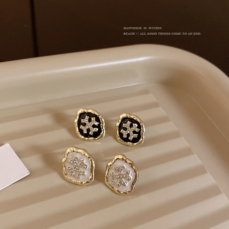 S925 Silver needle retro design Irregular geometric snowflake zirconia stud earrings are fashionable and elegant earrings for women full figure