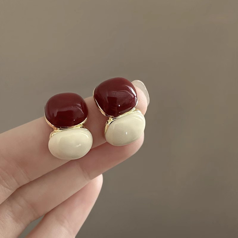 Retro Encore red patchwork round stud earrings, simple and fashionable style earrings, autumn and winter niche design sense earrings Application Scenario