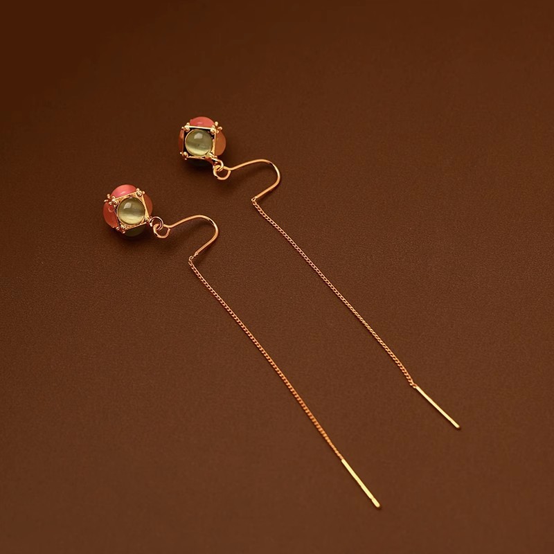 Cat's eye stone Magic Cube ear thread earrings, women's color dual-wear high-end stud earrings, unique and distinctive design sense earrings Application Scenario