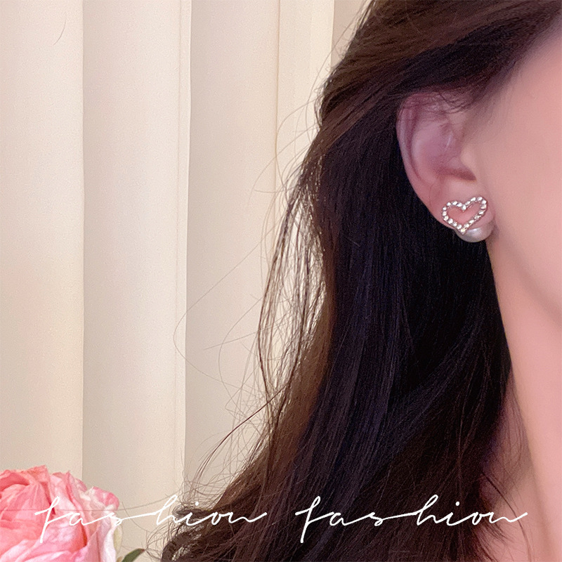 A pair of exquisite diamond heart-shaped stud earrings for women, exuding a light luxury and high-end feel. This is a unique design of heart-shaped earrings with two pearl earrings Specification drawing