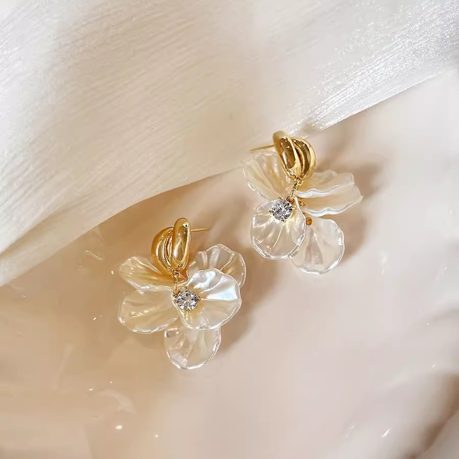 Retro tassel flower acrylic earrings, women's exaggerated and elegant high-end stud earrings, light luxury and niche diamond-encrusted earrings full figure