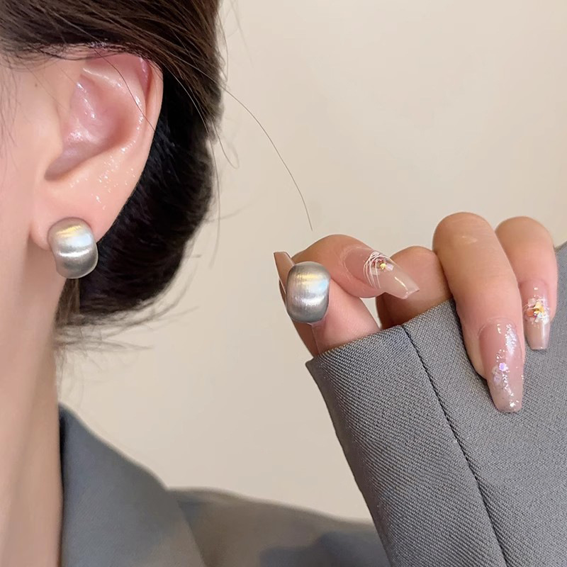 Brushed matte curved stud earrings for women, retro Hong Kong style earrings, new autumn and winter niche design, versatile earrings Specification drawing