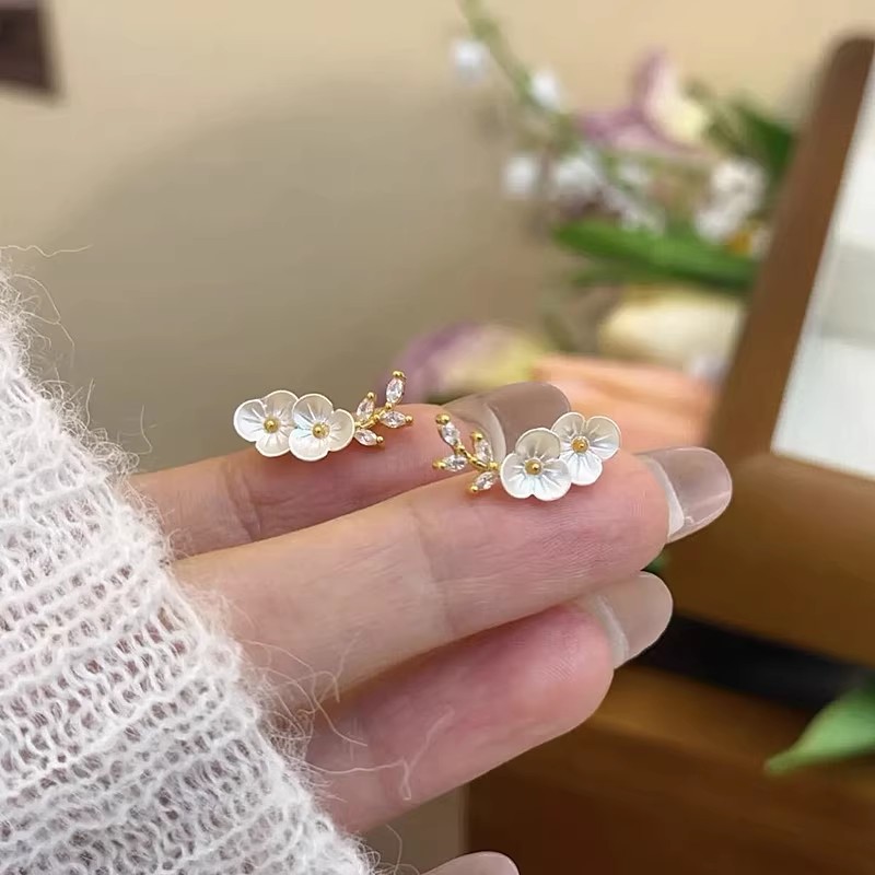 New Chinese-style plum blossom branch leaf stud earrings for women, light luxury, fashionable and niche design sense earrings, high-end and elegant, versatile earrings Application Scenario