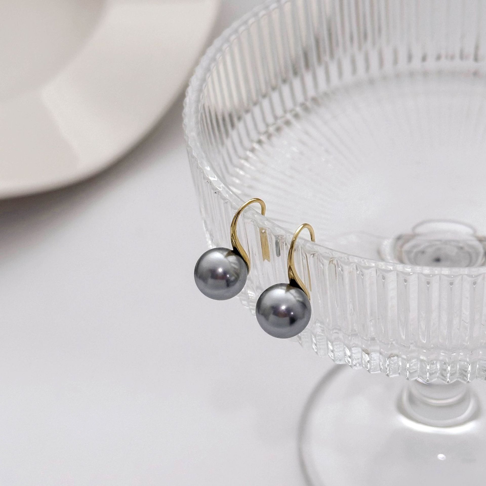 The gentle and round grey pearl earrings exude a retro charm. They are simple and elegant for daily commuting, with a touch of luxury and sophistication. The ear hooks are perfect for women Application Scenario