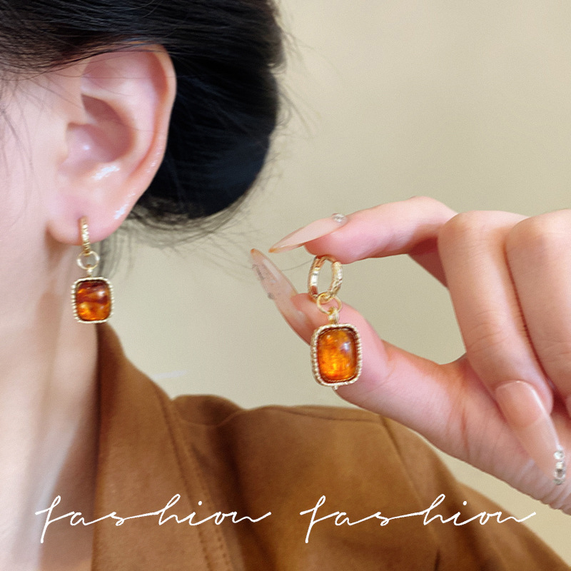 The unique amber-colored square earrings and stud earrings from Maillard for autumn and winter are a light luxury and high-end touch details Picture