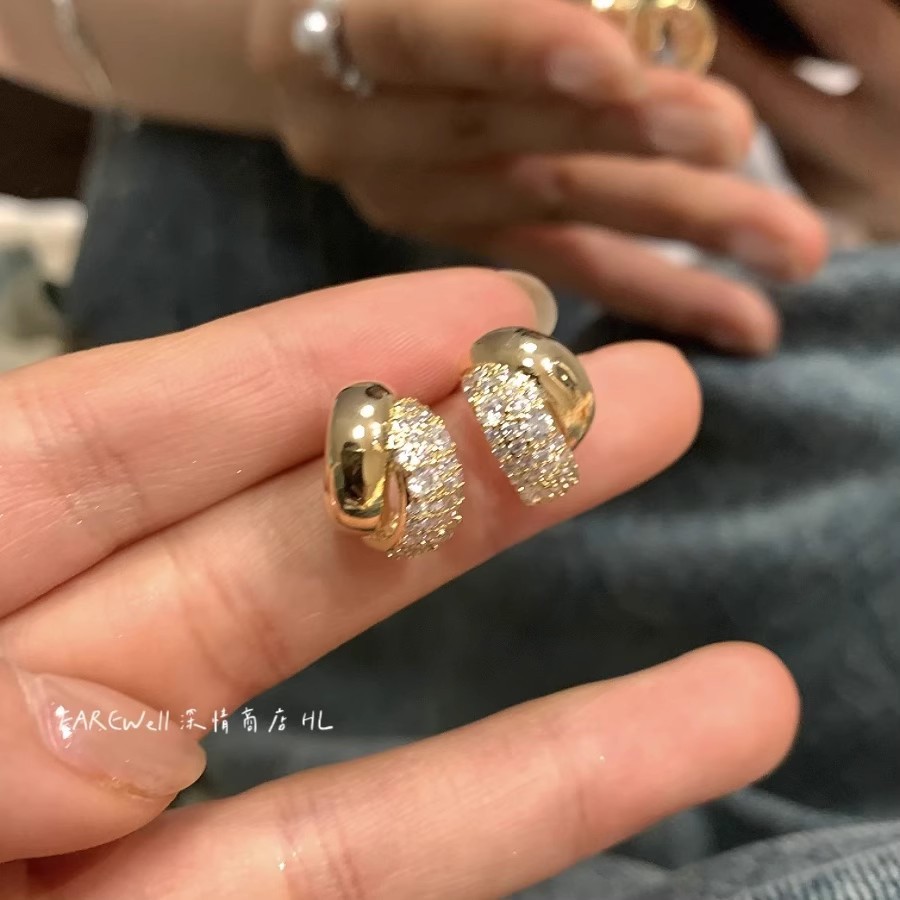 Xiaoxiang French stud earrings for women, light luxury and unique earrings, niche design sense, high-end feel, commuting style, exquisite earrings details Picture