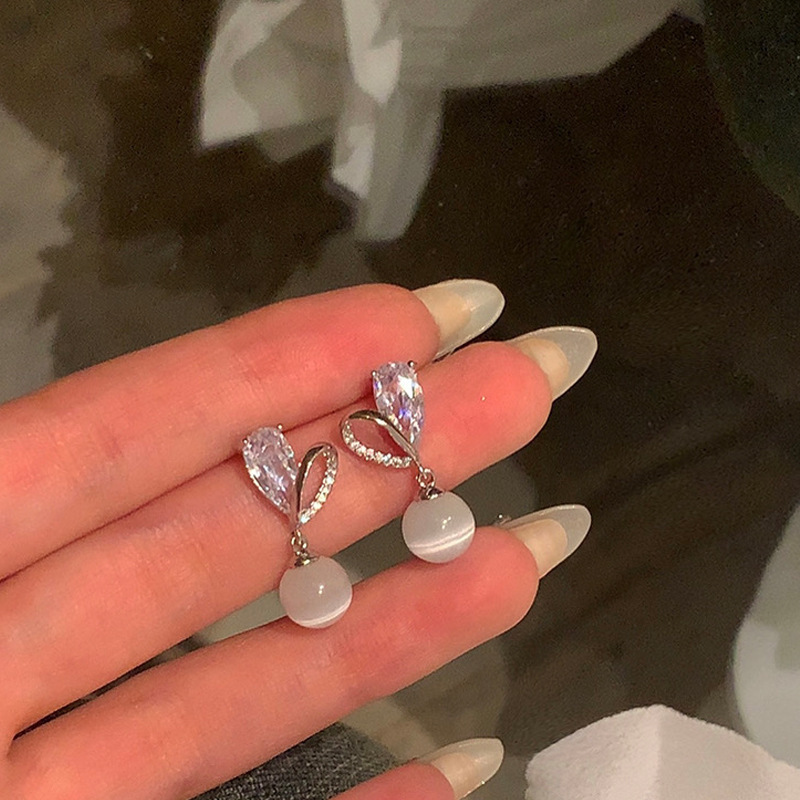 Cat's eye zircon heart-shaped stud earrings for women, with a unique, individualistic, simple and versatile design, elegant and fashionable earrings and earrings Specification drawing