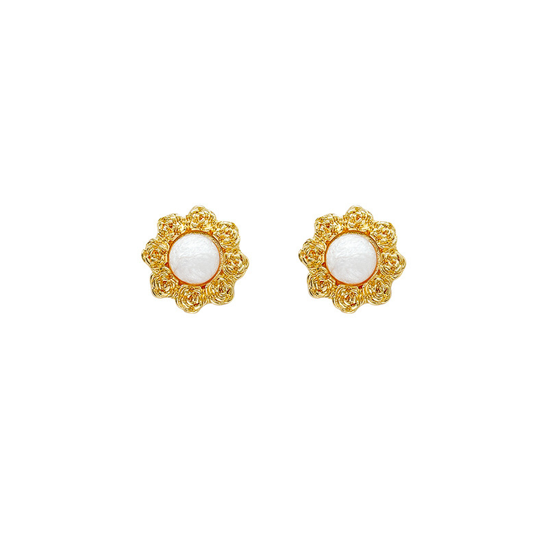 Vintage irregular geometric pleated pearl stud earrings, French retro style earrings, unique and individual new earrings Item Picture