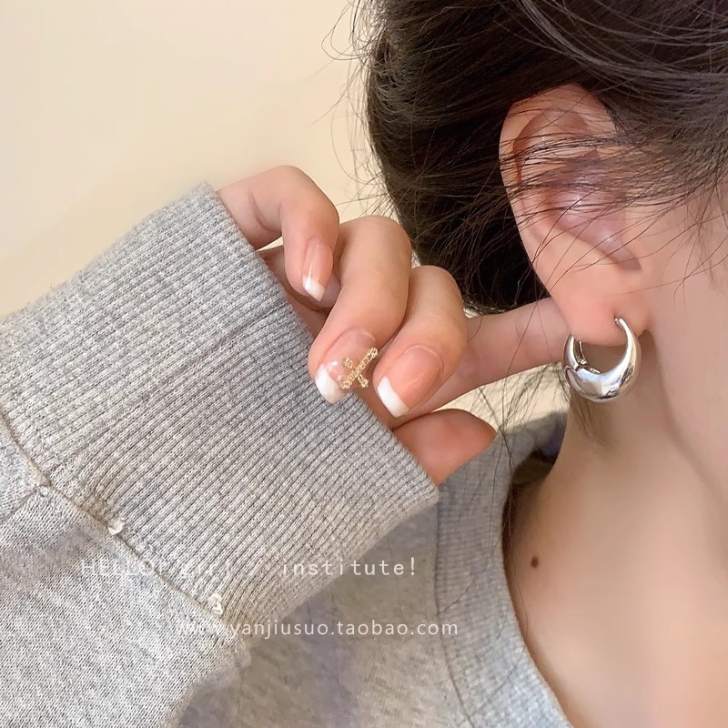 Cold and elegant oval plain ring earrings for women in autumn and winter, with a light luxury and high-end feel, are versatile earrings for commuting Application Scenario