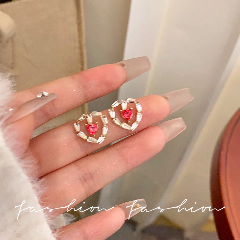 Sweet and cool, spicy girl pink stud earrings, niche, light luxury, heart-shaped earrings, exquisite and high-end earrings wholesale full figure