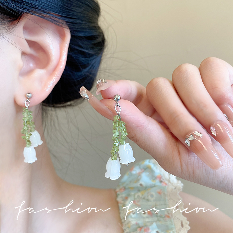 Fresh green flower beaded earrings, women's niche design sense, tassel elegance, stud earrings, internet-famous high-end earrings and earrings Application Scenario