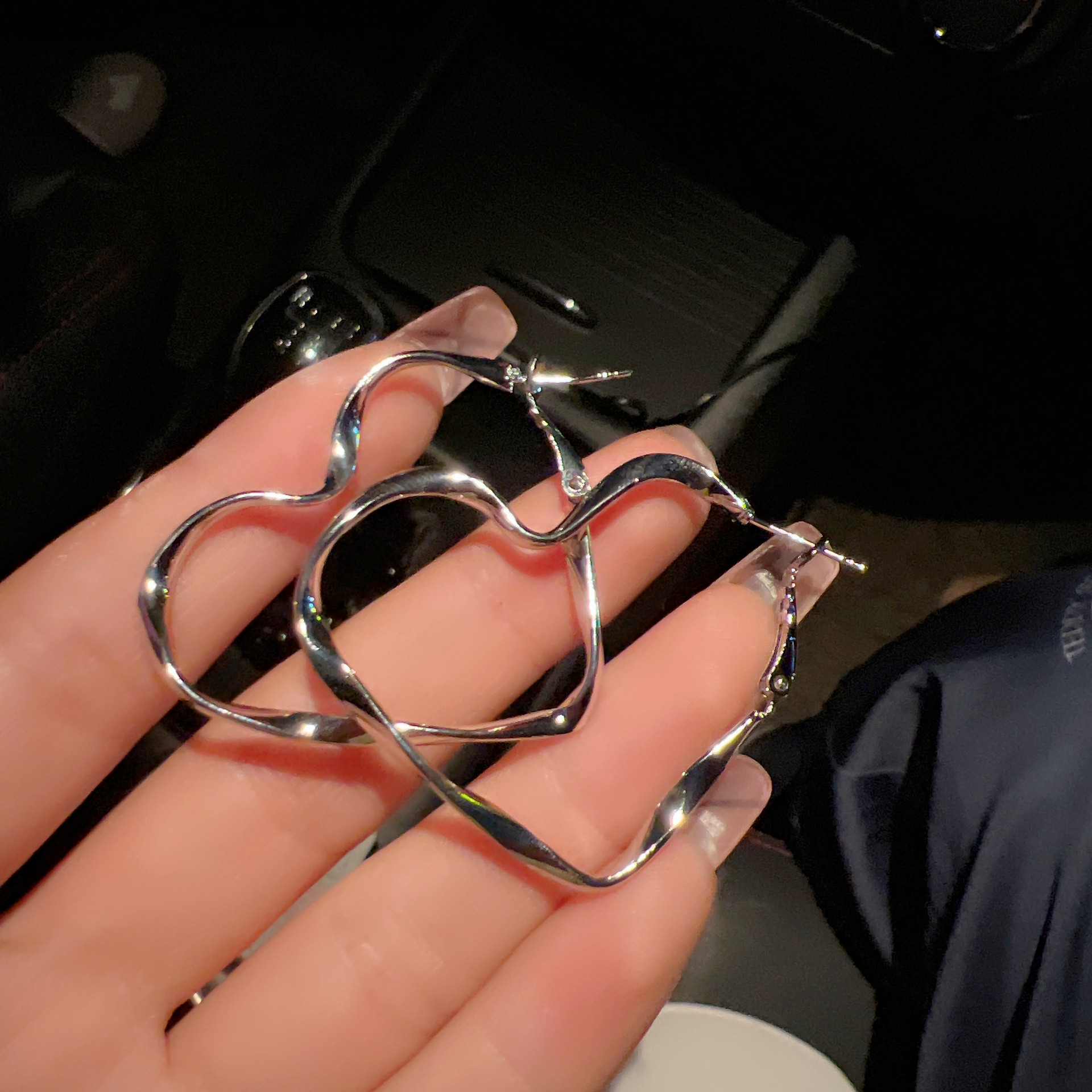 s925 Silver Needle Twisted Heart Exaggerated earrings, a high-end female fashion, versatile ear buckles, a cold style accessory full figure