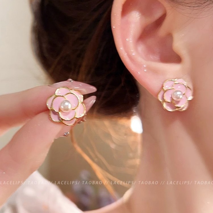 French retro camellia pearl stud earrings for women 2025 new bestsellers, high-end and light luxury style earrings and earrings Application Scenario