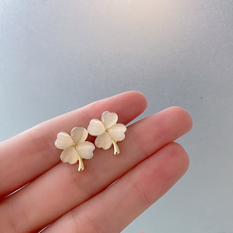 S925 Silver Needle Korean new cat's eye stone four-leaf Clover simple, fresh, fashionable and elegant stud earrings for women full figure