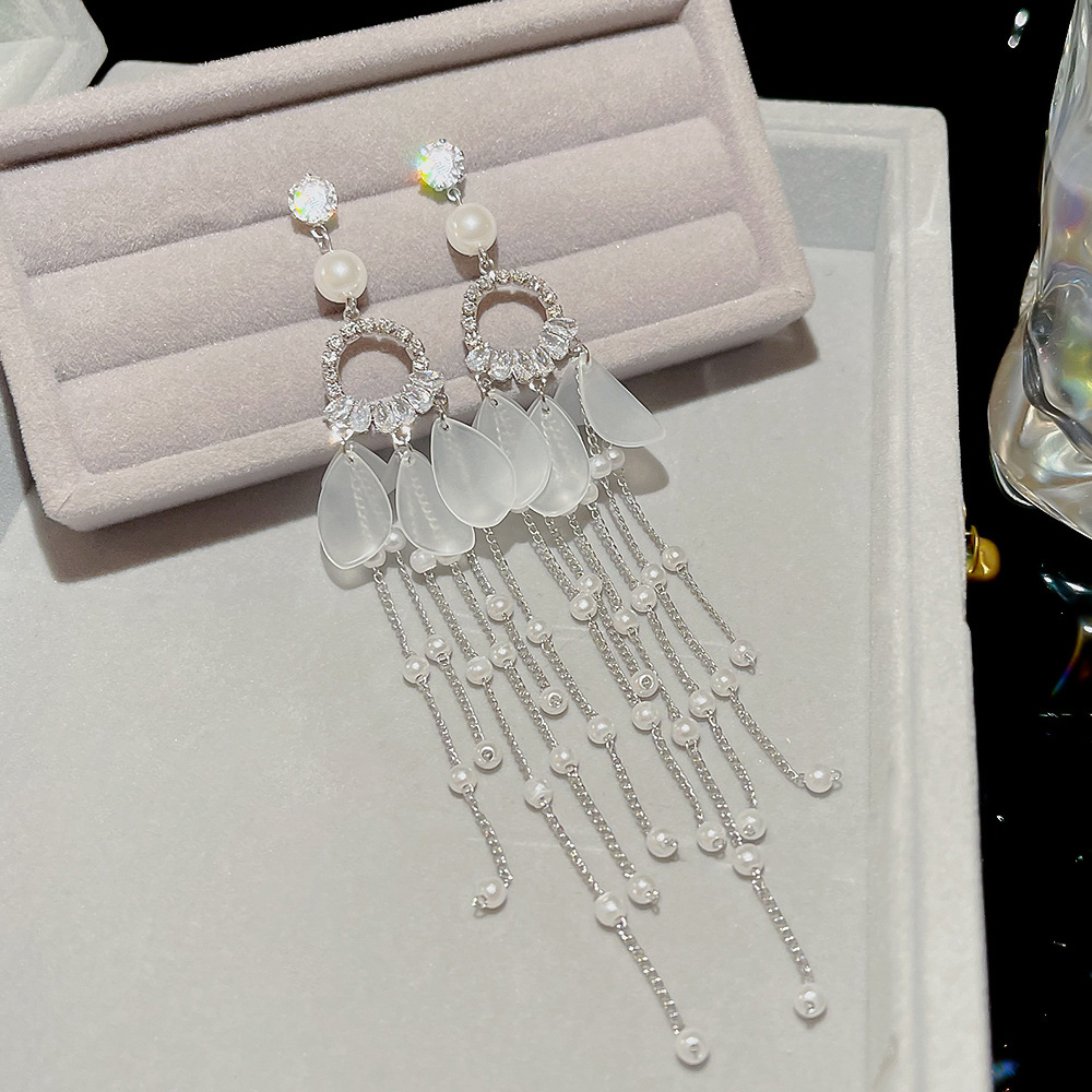 Fashionable, ethereal, exaggerated tassel earrings, silver needle high-end earrings, light luxury, exquisite and niche design, sweet and cool style earrings details Picture