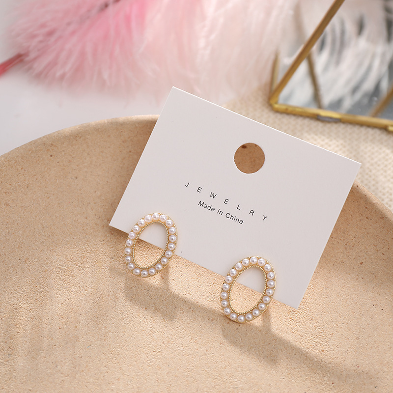 925 Versatile Metal simple geometric shape diamond-encrusted stud earrings Simple and versatile noble style stud earrings Application Scenario