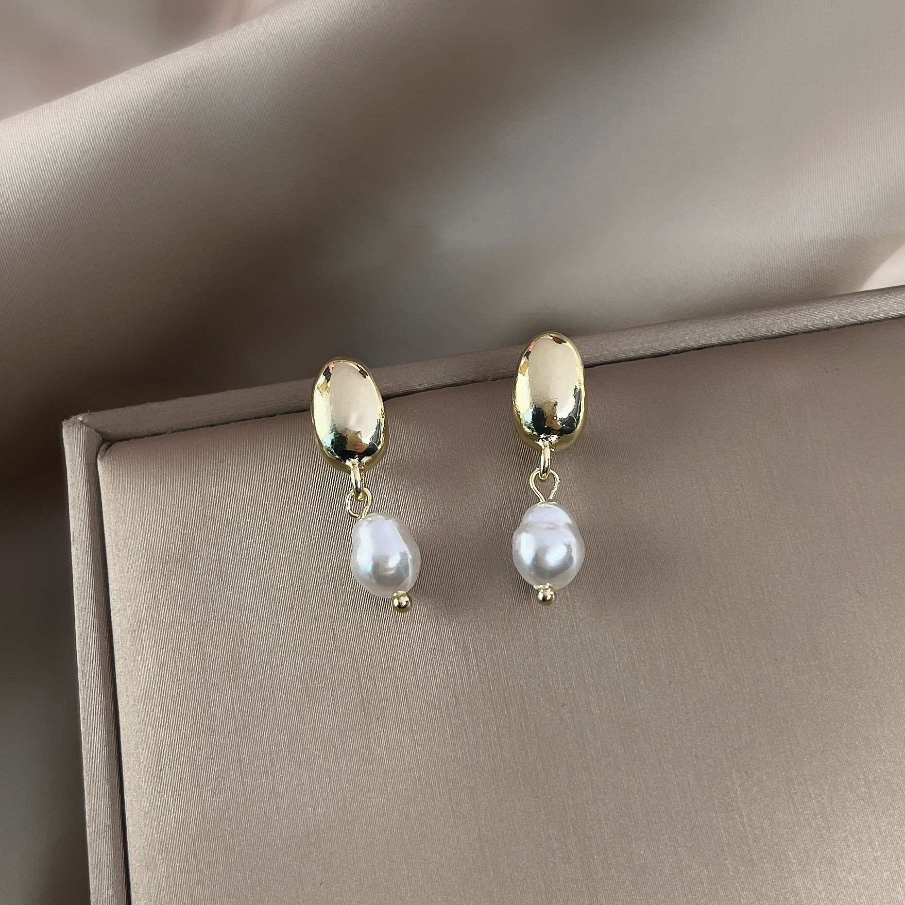 S925 Silver Needle Baroque Pearl Earrings for women, new niche design, simple and versatile earrings, elegant and stylish earrings Specification drawing