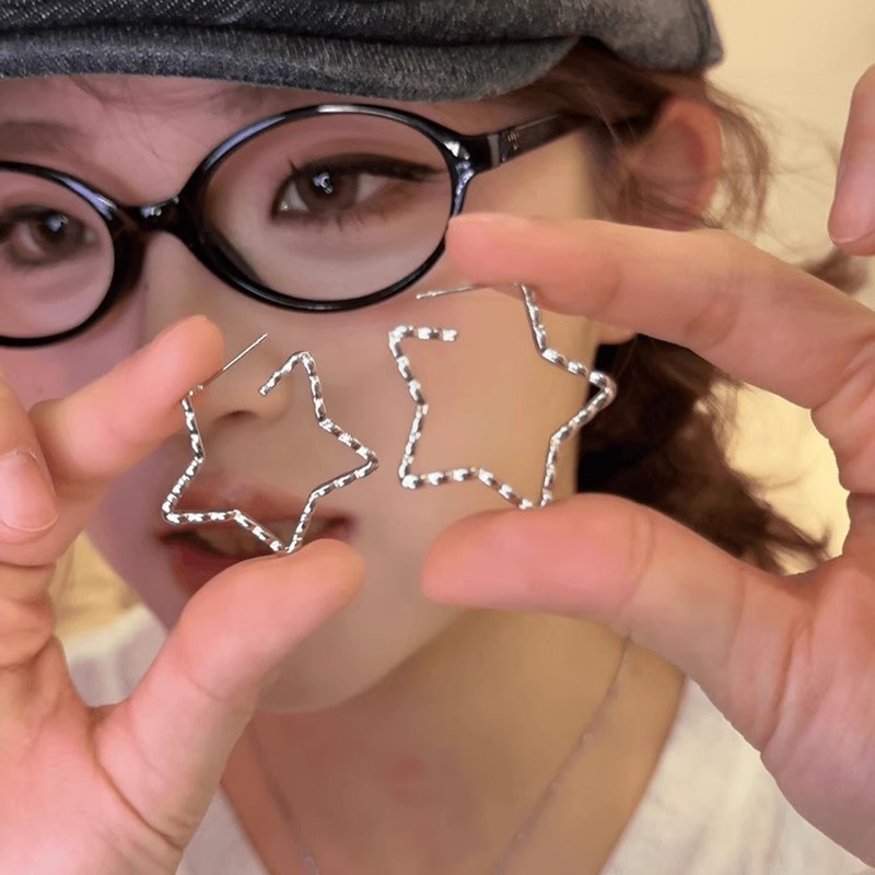 Silver hollowed-out five-pointed star large ear rings 2025 new unique design earrings that show off your face, small and versatile stud earrings full figure
