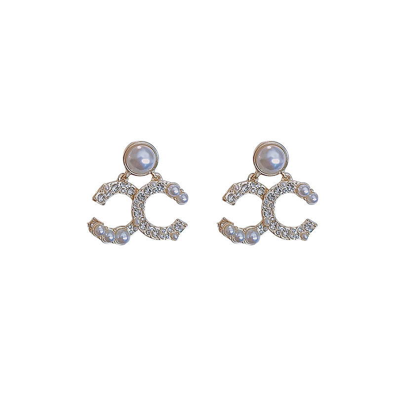 Letter high-end pearl earrings, Chanel style Double C fashionable retro earrings, elegant and mature woman light luxury earrings in stock Item Picture