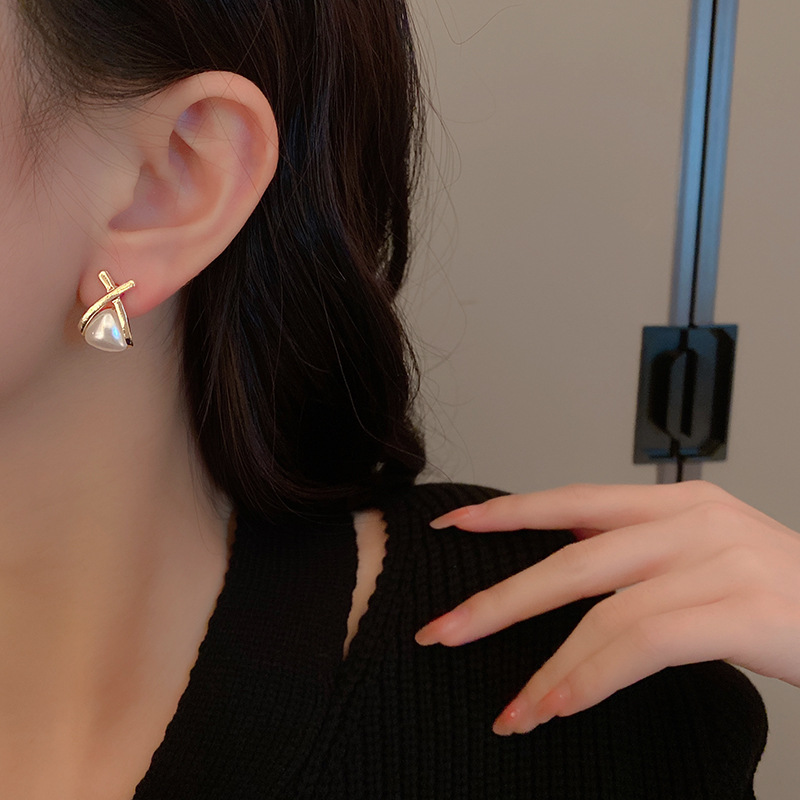 925 Silver needle retro cross design pearl earrings, small, simple and elegant women's earrings, ins style earrings wholesale Specification drawing