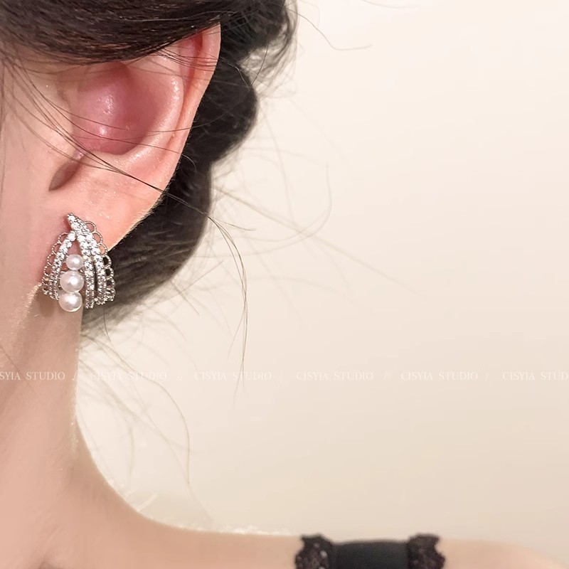 French-style exquisite pearl earrings for women, exuding a sense of light luxury and sophistication, with an elegant and unique charm. Unique and niche stud earrings, ballet-style earrings details Picture