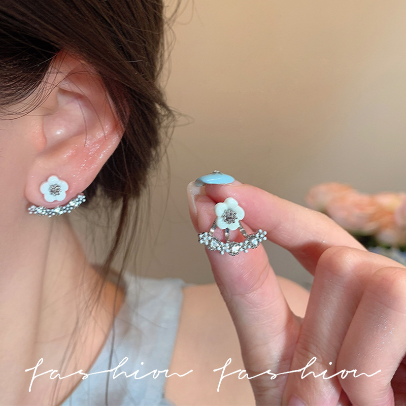 Fashionable Daisy flower earrings, fresh and exquisite stud earrings, 925 silver needle design sense, elegant and stylish earrings, high-end earrings details Picture