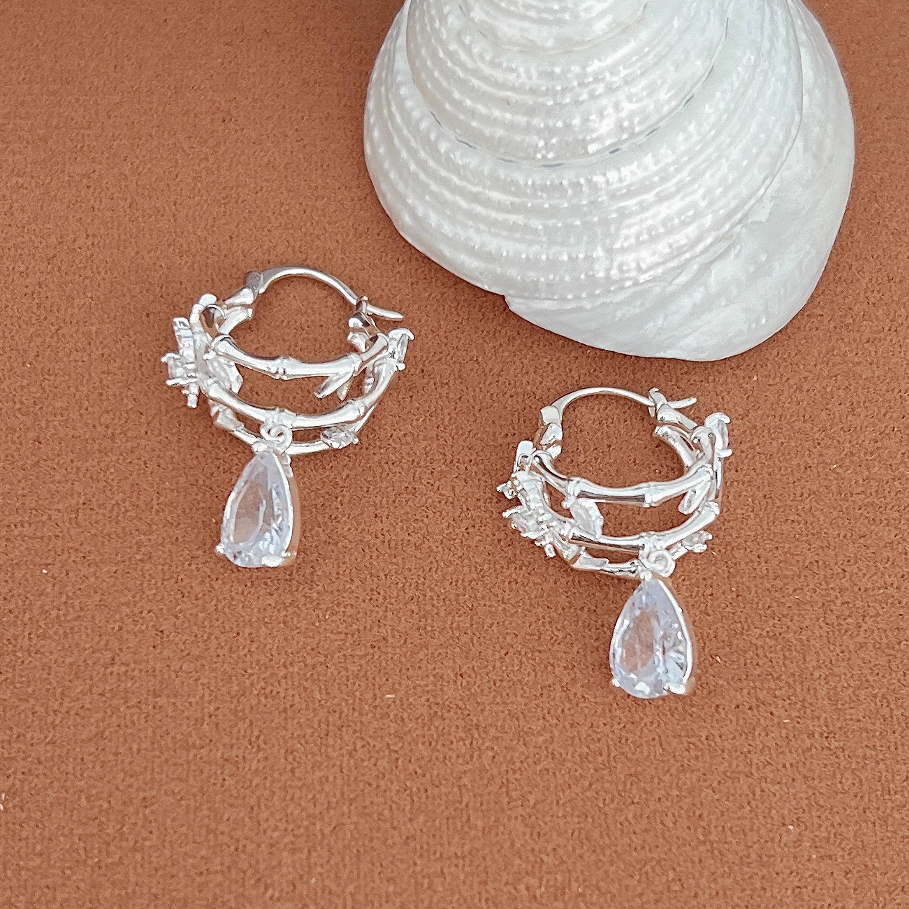 Retro and cold waterdrop zircon stud earrings, a niche design for women with a light luxury and high-end feel, featuring hollowed-out butterfly earrings and earrings Application Scenario