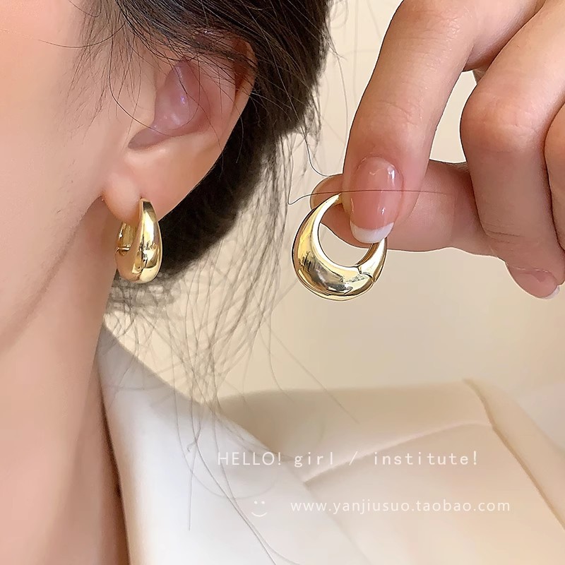 Cold and elegant oval plain ring earrings for women in autumn and winter, with a light luxury and high-end feel, are versatile earrings for commuting full figure