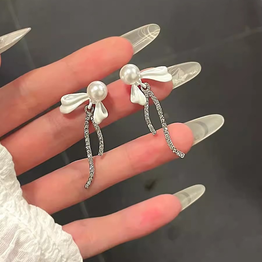 Bow pearl long tassel earrings for women, a light luxury and high-end style, fashionable stud earrings, versatile and elegant earrings full figure