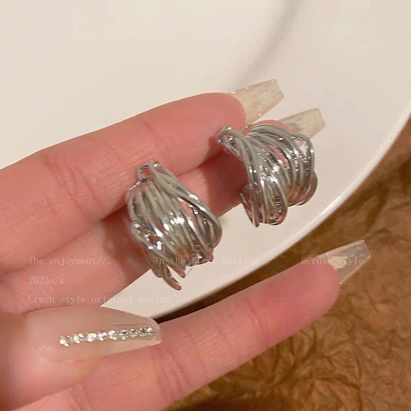 Retro wrapped C-shaped stud earrings for women, light luxury, simple, fashionable and high-end look. Niche design, unique and elegant earrings details Picture