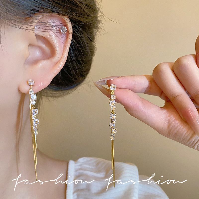 Exquisite zircon long strip earrings, 2025 new style, trendy and elegant ladylike earrings, high-end feminine tassel earrings full figure