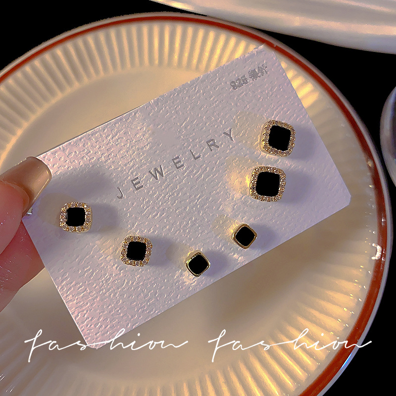 Black square ear studs, 925 silver needle, for women, no need to remove earrings when sleeping. Small, elegant and high-end earrings full figure