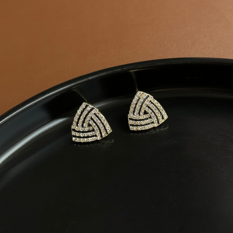 Korean retro and high-end triangular commuting, fashionable and elegant stud earrings and earrings wholesale for women Specification drawing