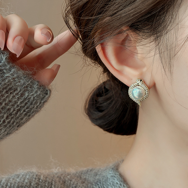 European and American cross-border micro-inlaid small snake pearl stud earrings, a unique and niche 2025 new style of earrings and earrings, exuding a light luxury and high-end feel Application Scenario