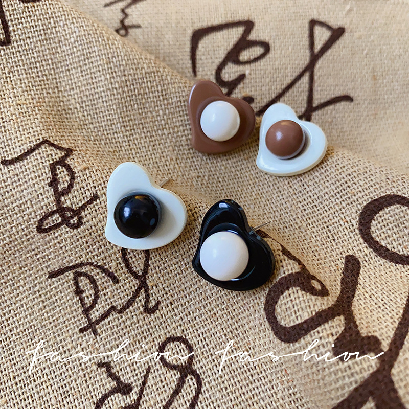 Autumn and winter retro heart-shaped unique stud earrings, 925 silver needle niche earrings, high-end earrings, women's accessories wholesale in Yiwu Specification drawing