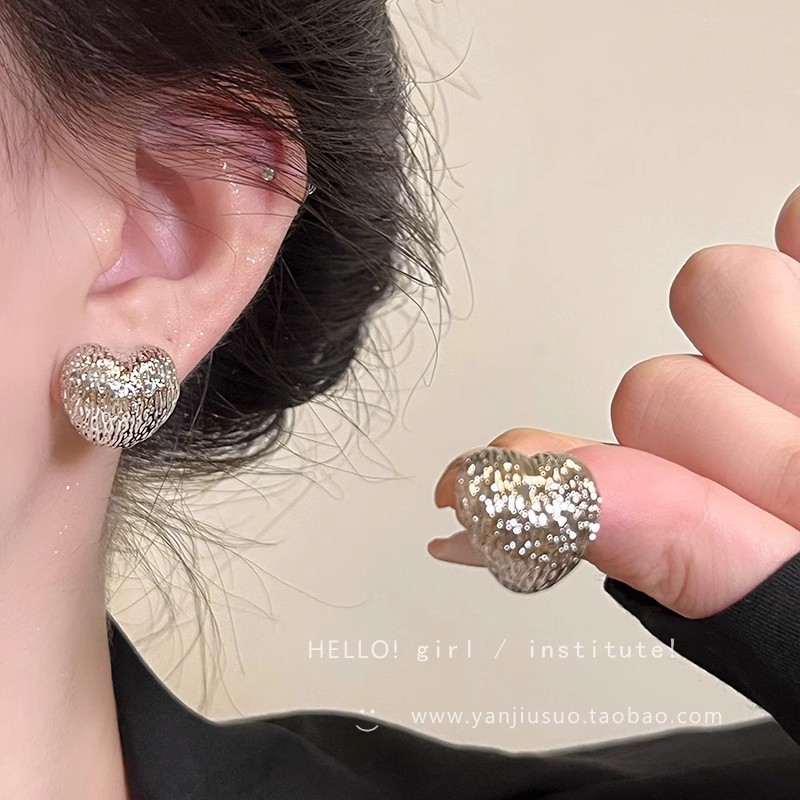 Light luxury and high-end metal heart-shaped earrings, unique and niche design for women, cold style and simple heart-shaped earrings Specification drawing