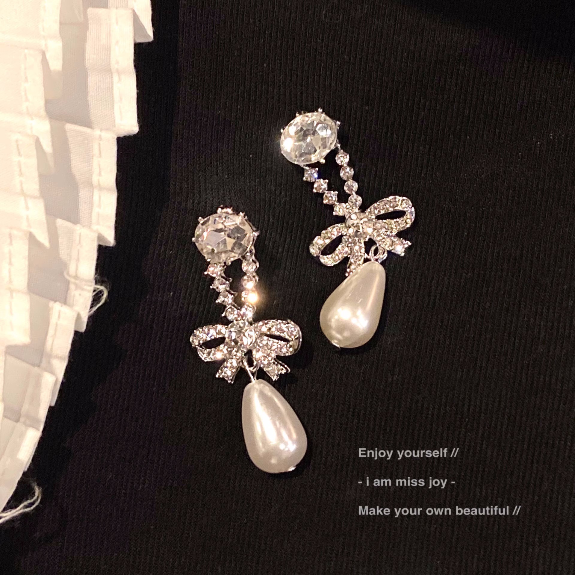 Retro bow tassel earrings with a Japanese and Korean style, exuding a high-end feminine charm. Instagram influencers with diamond-encrusted stud earrings and elegant long earrings full figure