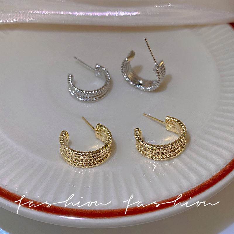 The C-shaped stylish ear rings from Japan and South Korea are a rare and versatile choice for women. They are geometric, trendy, and high-end earrings that exude a light luxury and fashionable personality Specification drawing