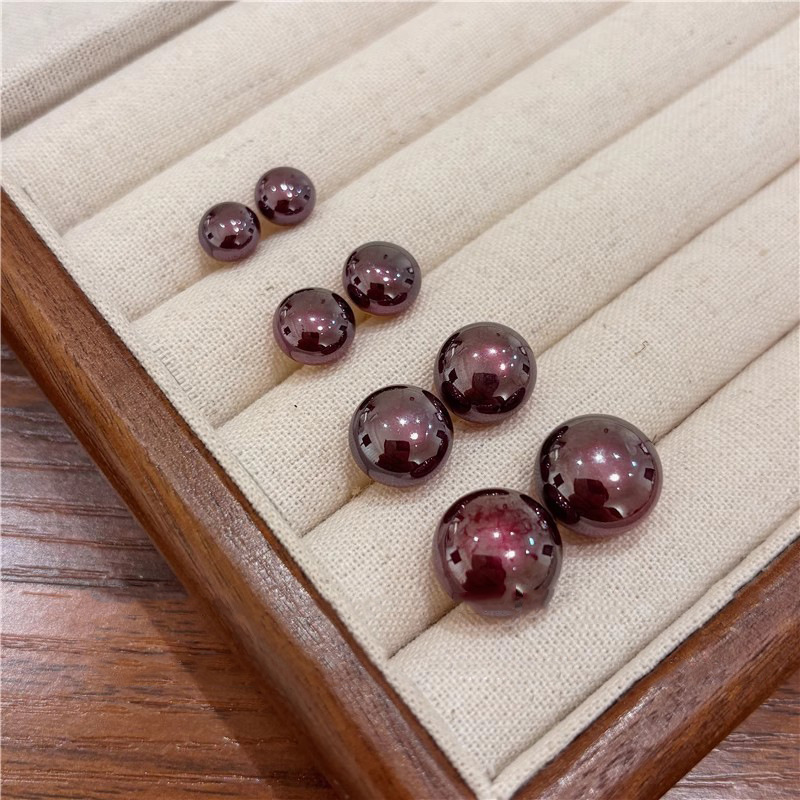 Retro glossy wine red pearl stud earrings for women, light luxury, fashionable and high-end look, niche design, elegant earrings Application Scenario