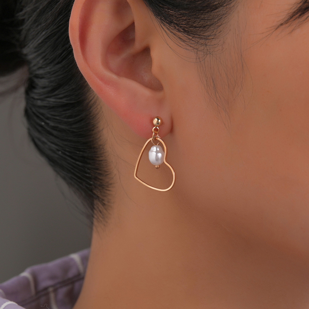 Japanese and Korean versions of fashionable and sweet heart-shaped pearl geometric alloy women's earrings, stud earrings and pendants full figure