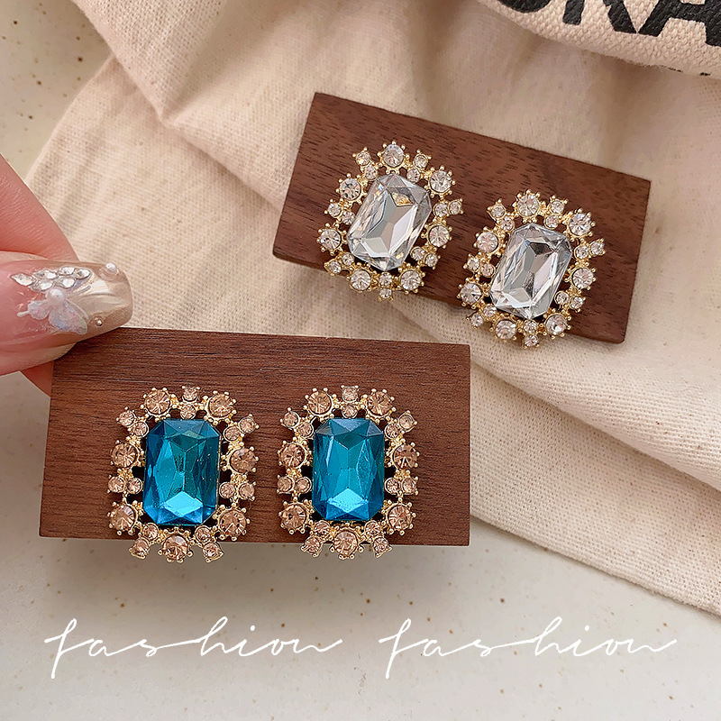 Sparkling diamond high-end and elegant earrings, niche retro and individual design, stud earrings, fashionable and unique for women, European and American style earrings full figure