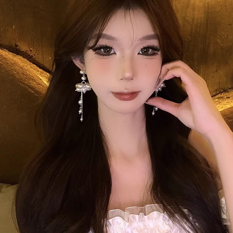 Korean drama princess ~ Retro French vacation style sweet pearl earrings, delicate, gentle and slimming, super fairy-like tassel earrings Application Scenario