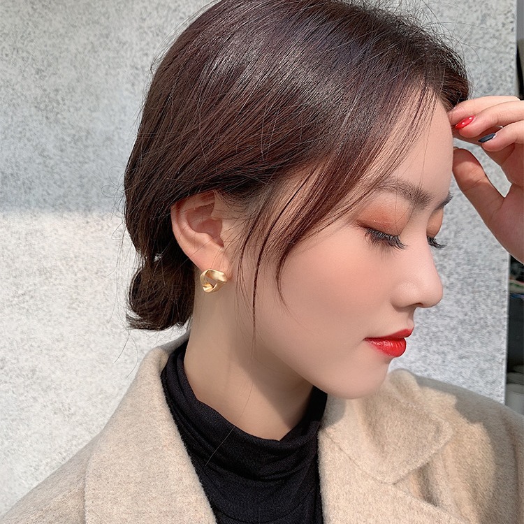 The golden ear studs from Dongdaemun, South Korea, are versatile and elegant for women. The 925 silver needle earrings are cool and stylish earrings Application Scenario