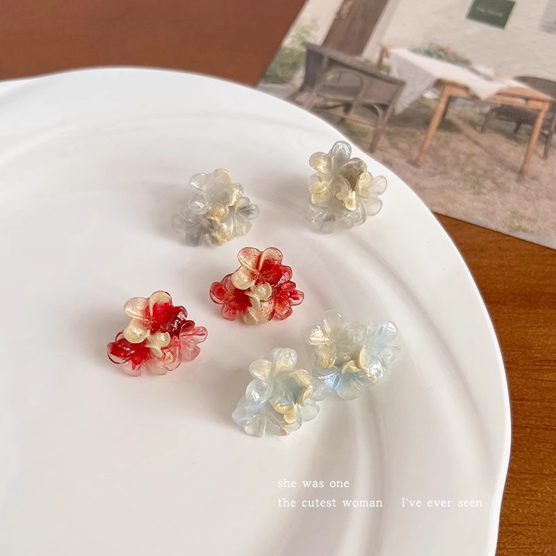 Floral cluster dyeing, super fairy-like French acrylic flower stud earrings, women's light luxury, high-end, niche and elegant earrings and earrings Application Scenario